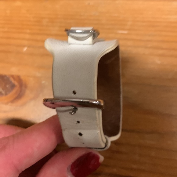 Women’s Guess Watch with white leather band - Picture 2 of 6